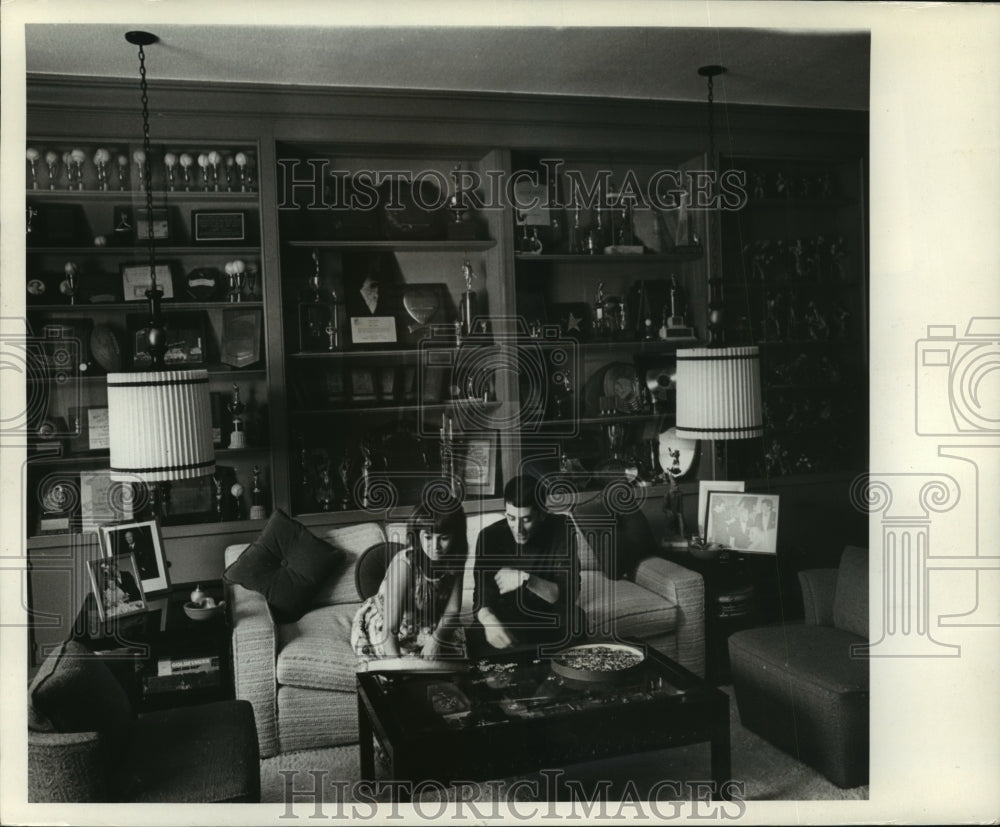 Press Photo Gary Lewis shows wife awards his father won - Historic Images