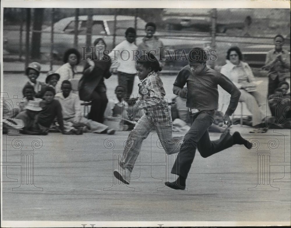 1974 Press Photo Larry Weston defeated Darlene Kimbrough in the 50 yard dash - Historic Images