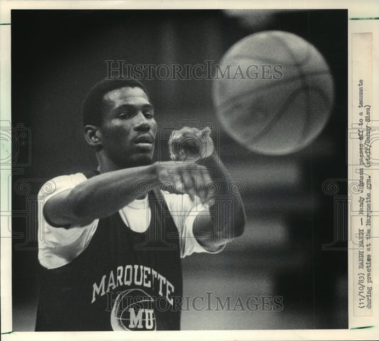 1983 Press Photo Mandy Johnson passes off to teammate at practice, Marquette gym - Historic Images