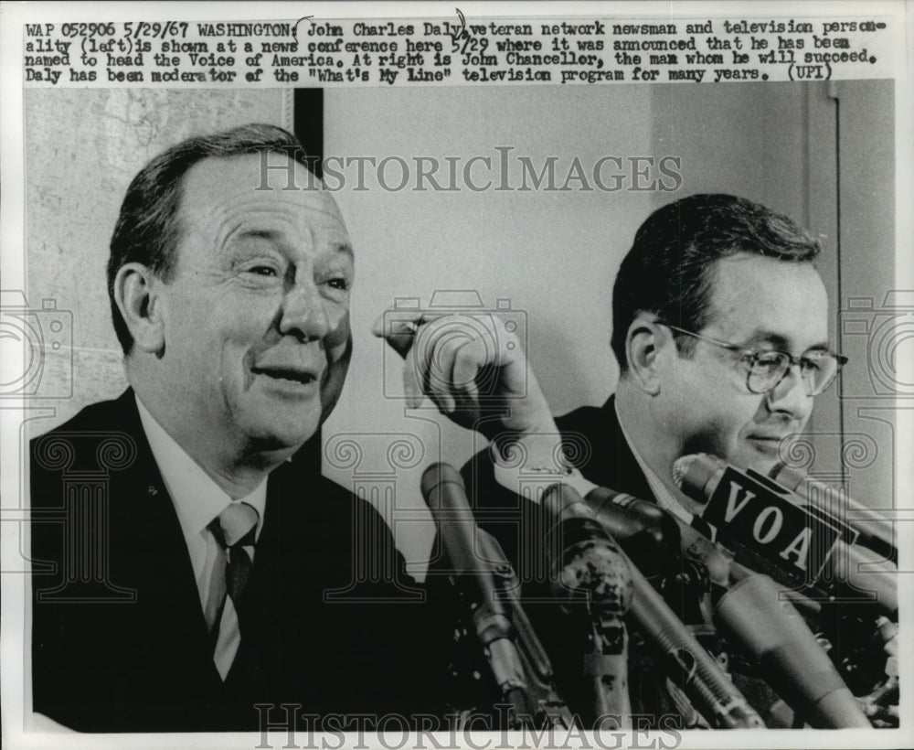 1967 Press Photo John Charles Daly and John Chancellor at a news conference - Historic Images