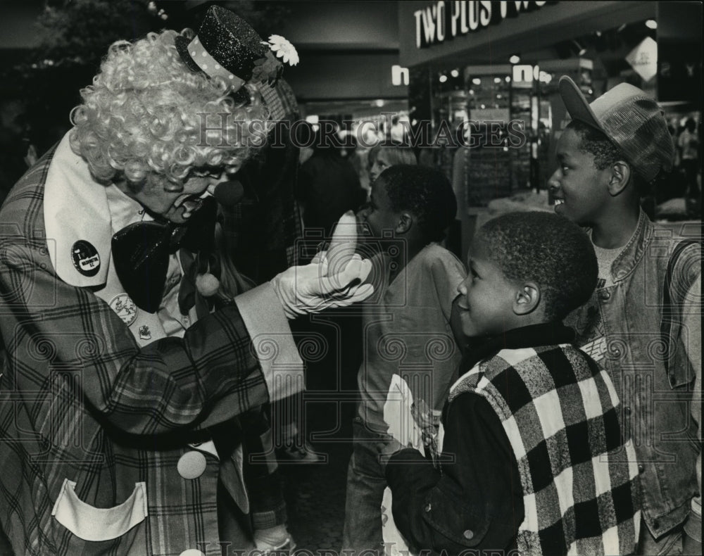 1988 Press Photo Inka Dink the clown pulling a banana from Tony Wright&#39;s ear-Historic Images