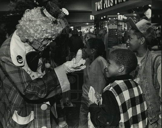 1988 Press Photo Inka Dink the clown pulling a banana from Tony Wright's ear-Historic Images
