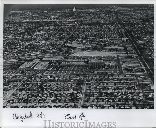 1976 Press Photo Arial view completed Capital Court shopping center, Milwaukee-Historic Images