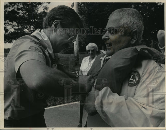 1989 Press Photo Boy Scout Leader in West Bend Wisconsin Helps With Life Jacket - Historic Images