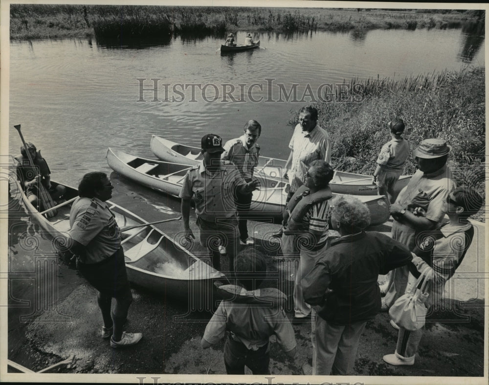 1989 Press Photo West Bend Boy Scout Troop 26 Prepare for River Adventure - Historic Images