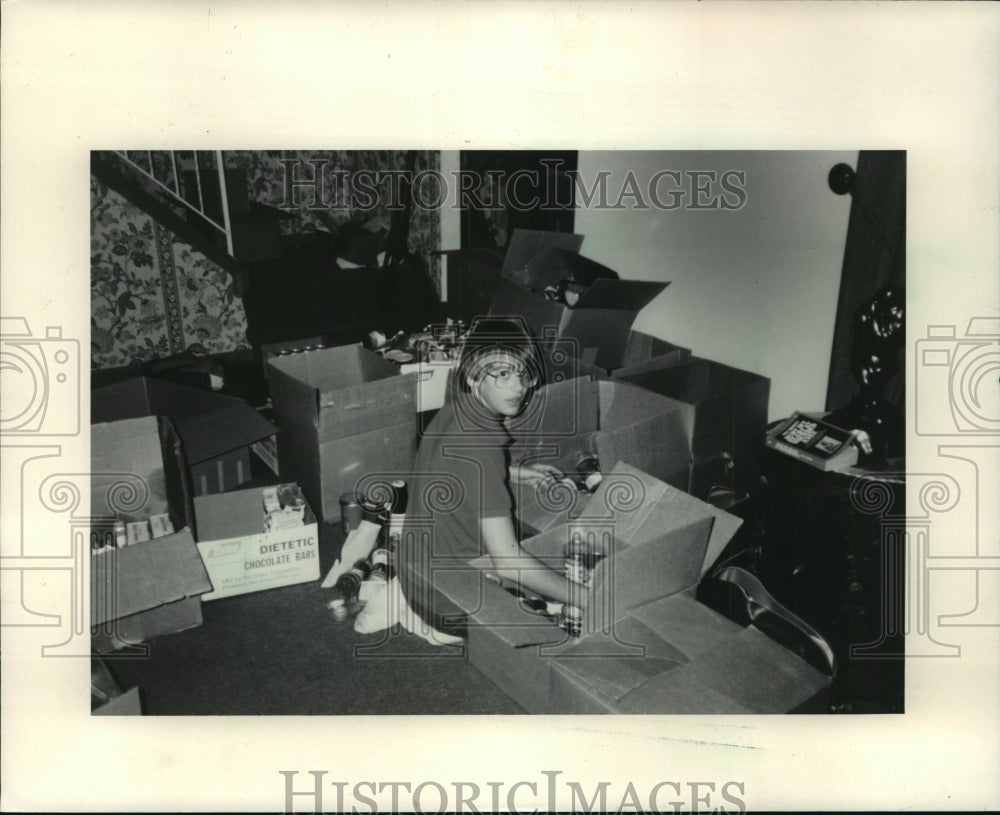 1985 Press Photo Chris Zawoyski Collected 5000 lbs of Food For The Oneida People - Historic Images