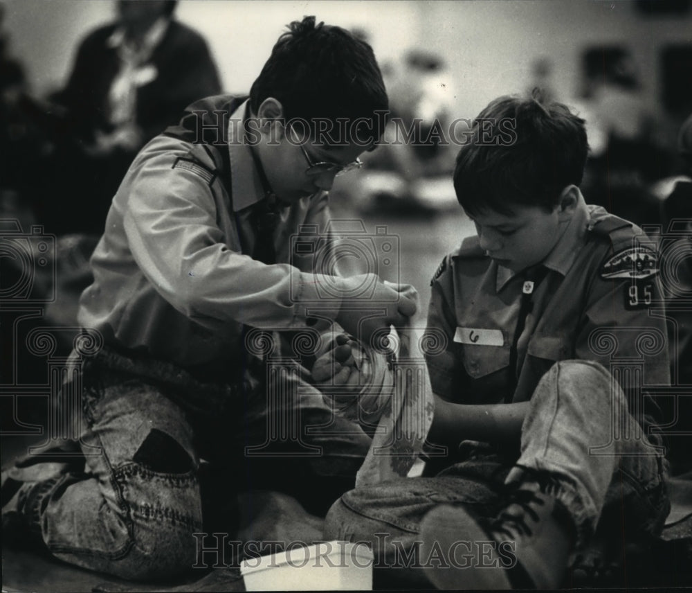 1992 Press Photo Boy Scout Peter Collies splints simulated injury Aaryon Mork - Historic Images