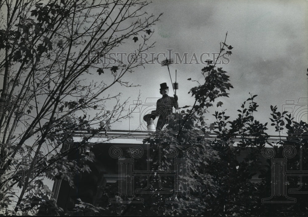 1982 Press Photo Chimney Sweep-David Brooker prepares to clean a Sparta flue - Historic Images