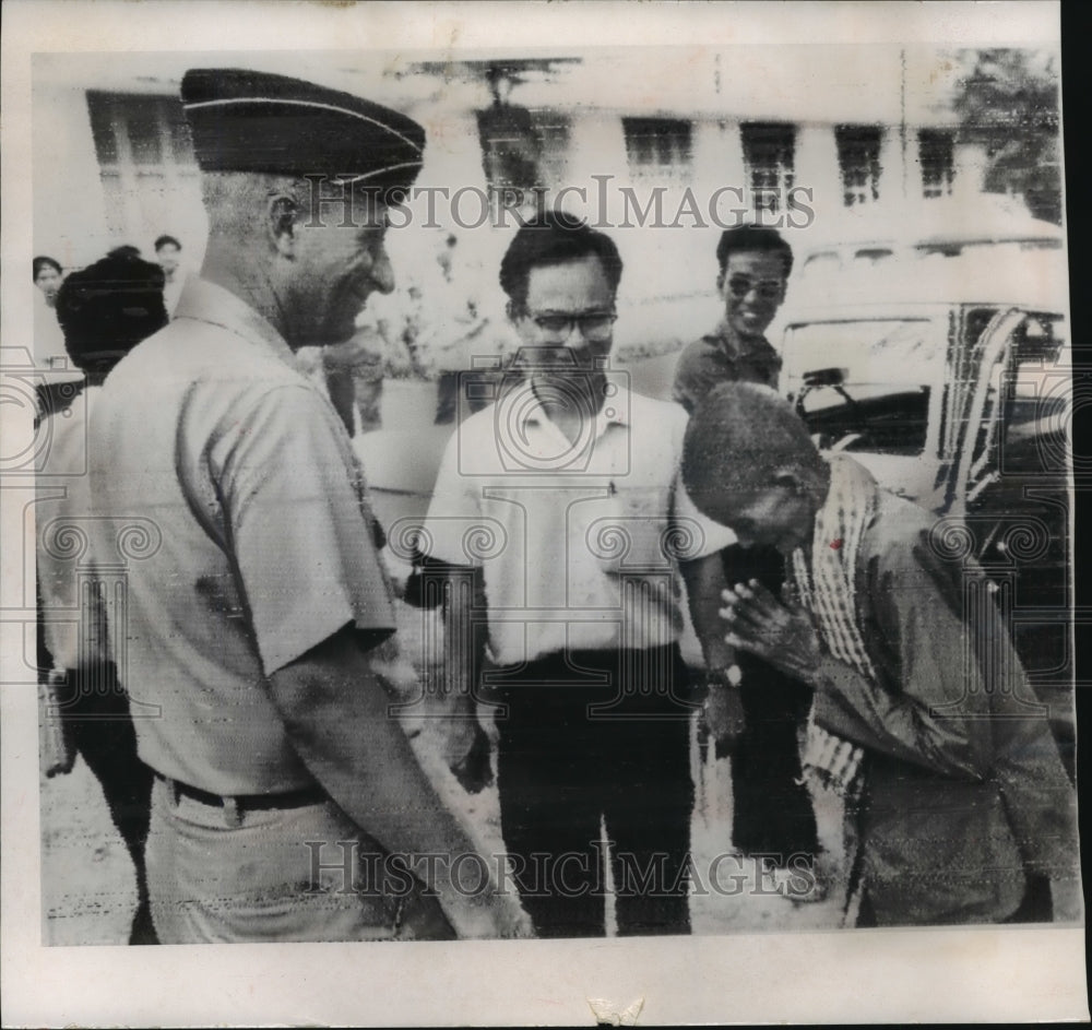 1965 Press Photo Saigon-Nguyen Van Chin thanks Major General James W. Humphreys-Historic Images