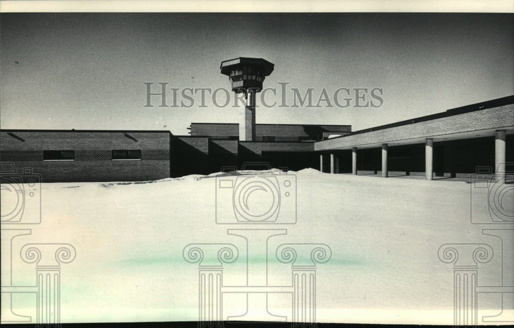 1986 Press Photo Guard tower over courtyard, Columbia Correctional Institution-Historic Images