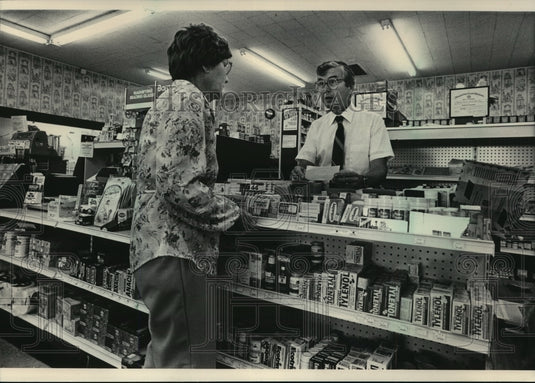 1983 Press Photo chatting with a customer is Dennis Dzlczkowski - mja81840-Historic Images