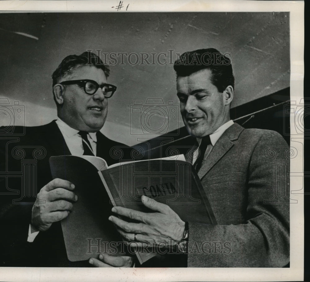 1965 Press Photo Johnny Coatta and Milt Bruhn, Wisconsin football coaches - Historic Images