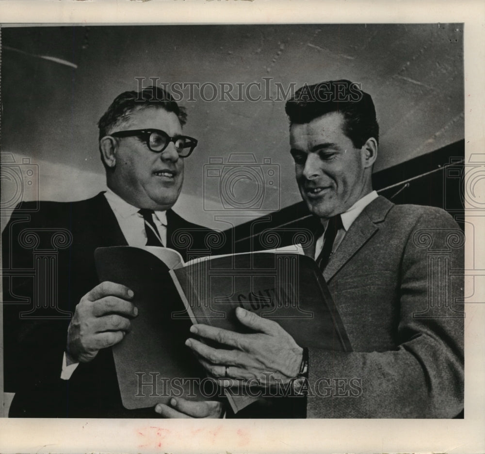 1965 Press Photo New head coach for Wisconsin Badgers John Coatta and Milt Bruhn - Historic Images