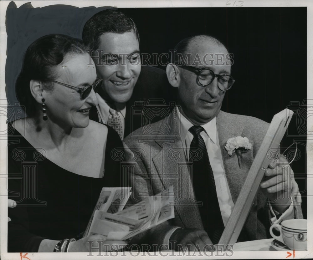 1953 Press Photo Sam Levy (left), wife, Rebecca, and Ben Barkin admire plaque. - Historic Images