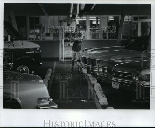 1977 Press Photo A Carhop at A&W, at 4600 Forest Home in Milwaukee - mja81969 - Historic Images