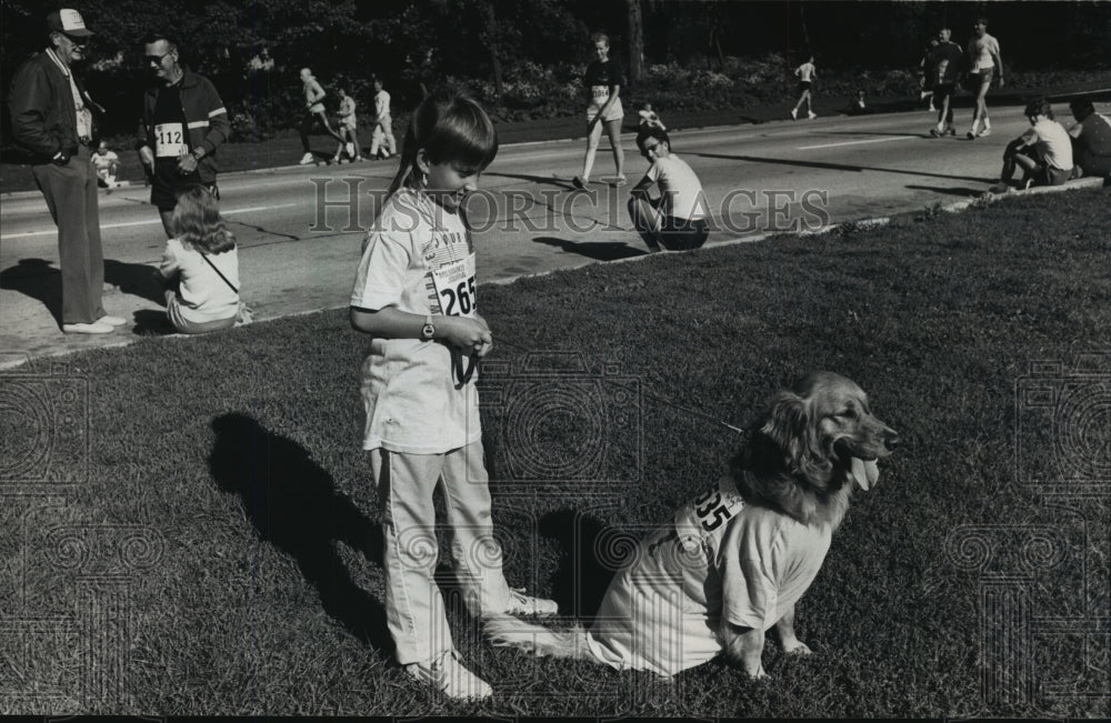1988 Press Photo Jodie Kozlowski and dog Misty prepare for Al's Run - mja81986- Historic Images