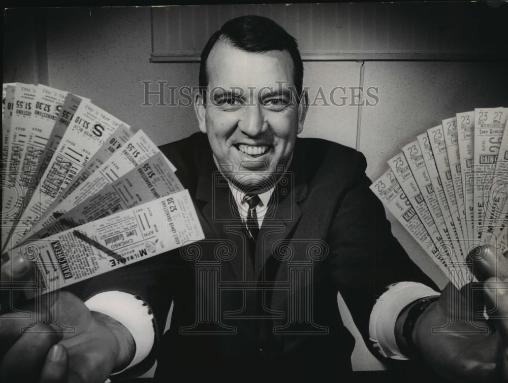 1963 Press Photo Braves Baseball manager Bobby Bragan selling season tickets-Historic Images