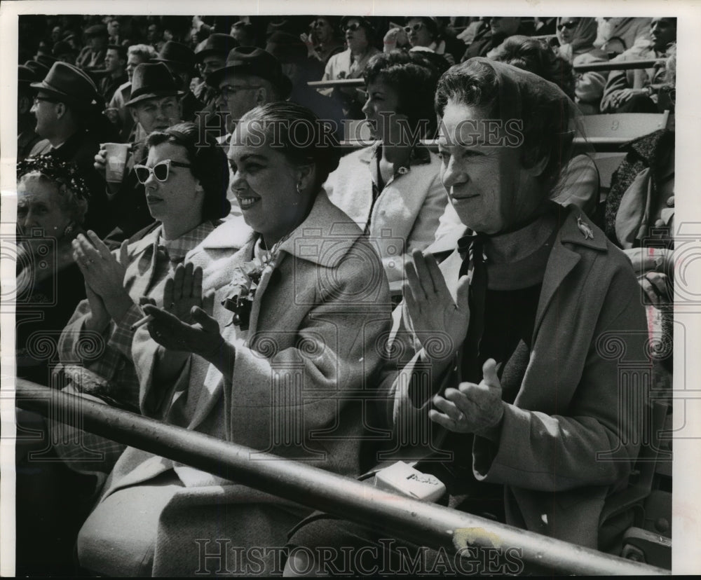 1964 Press Photo Wives of Braves&#39; Staff Cheer at Baseball game - Historic Images