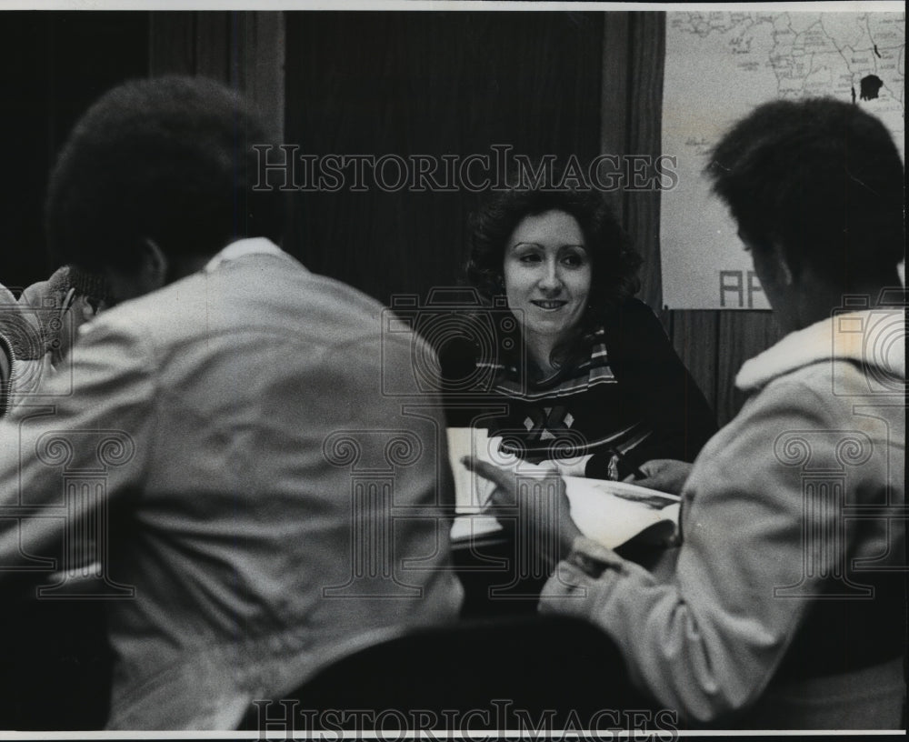1976 Press Photo Students hard at work, The Commando school, Milwaukee - Historic Images