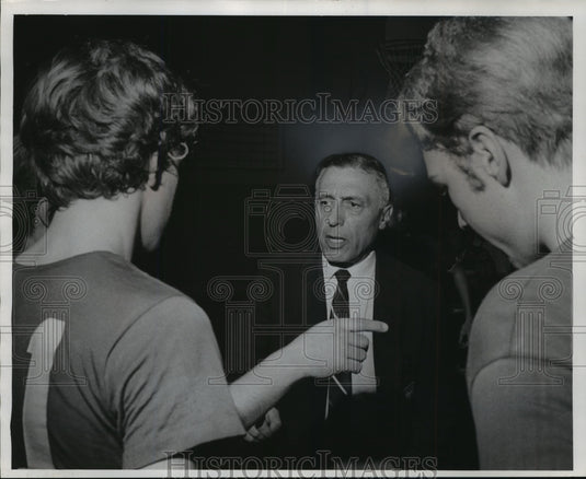 1970 Press Photo Peter Colosimo, Shorewood High School Volleyball Coach - Historic Images