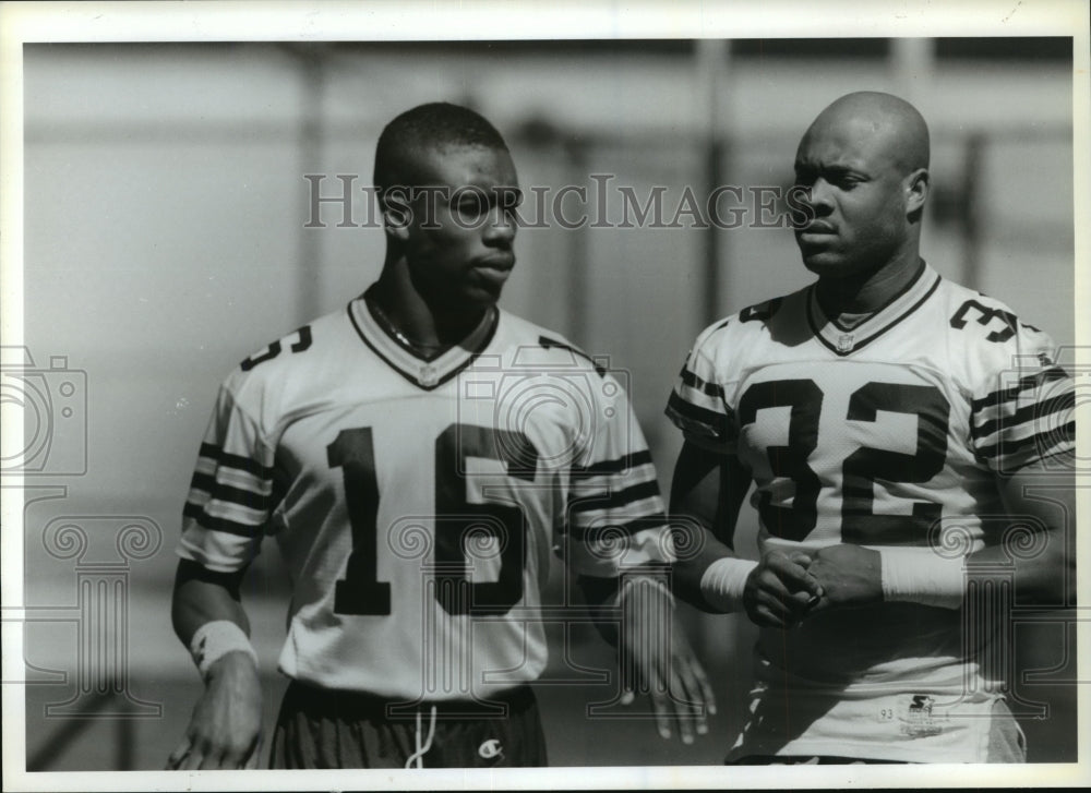 1994 Press Photo talking are a couple of Green Bay Packers football players-Historic Images