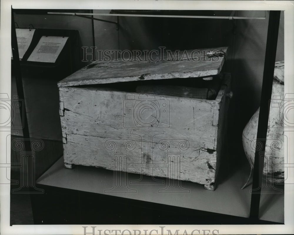 1949 Press Photo Cedar chest with ancient linen from 1494 B.C. - Historic Images