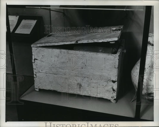 1949 Press Photo Cedar chest with ancient linen from 1494 B.C. - Historic Images