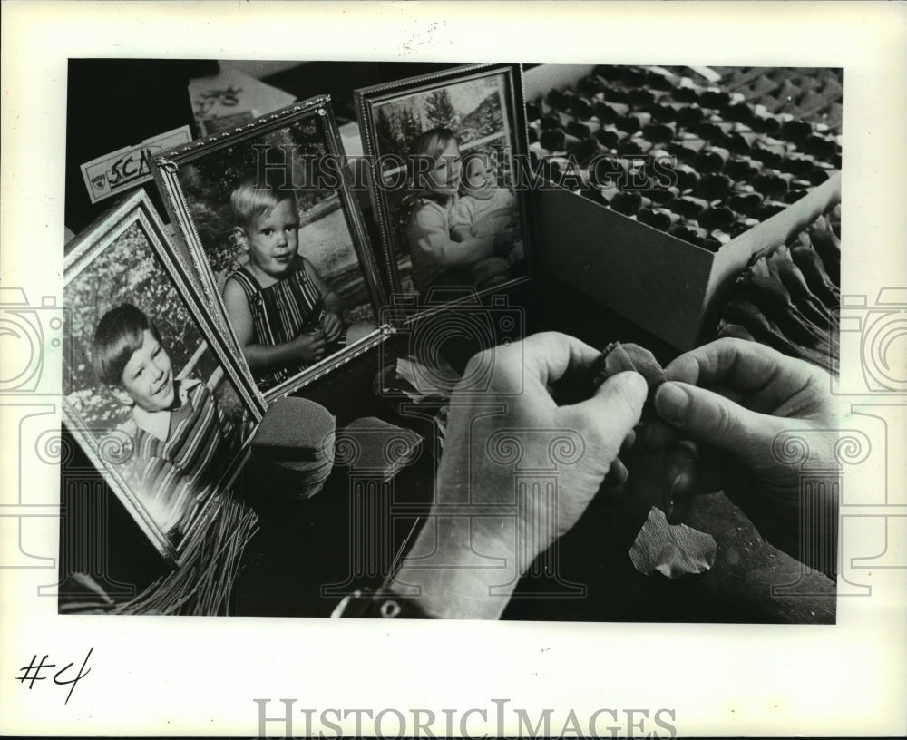 1981 Press Photo Carl Mality worked on poppies at Zablocki Veterans Center - Historic Images