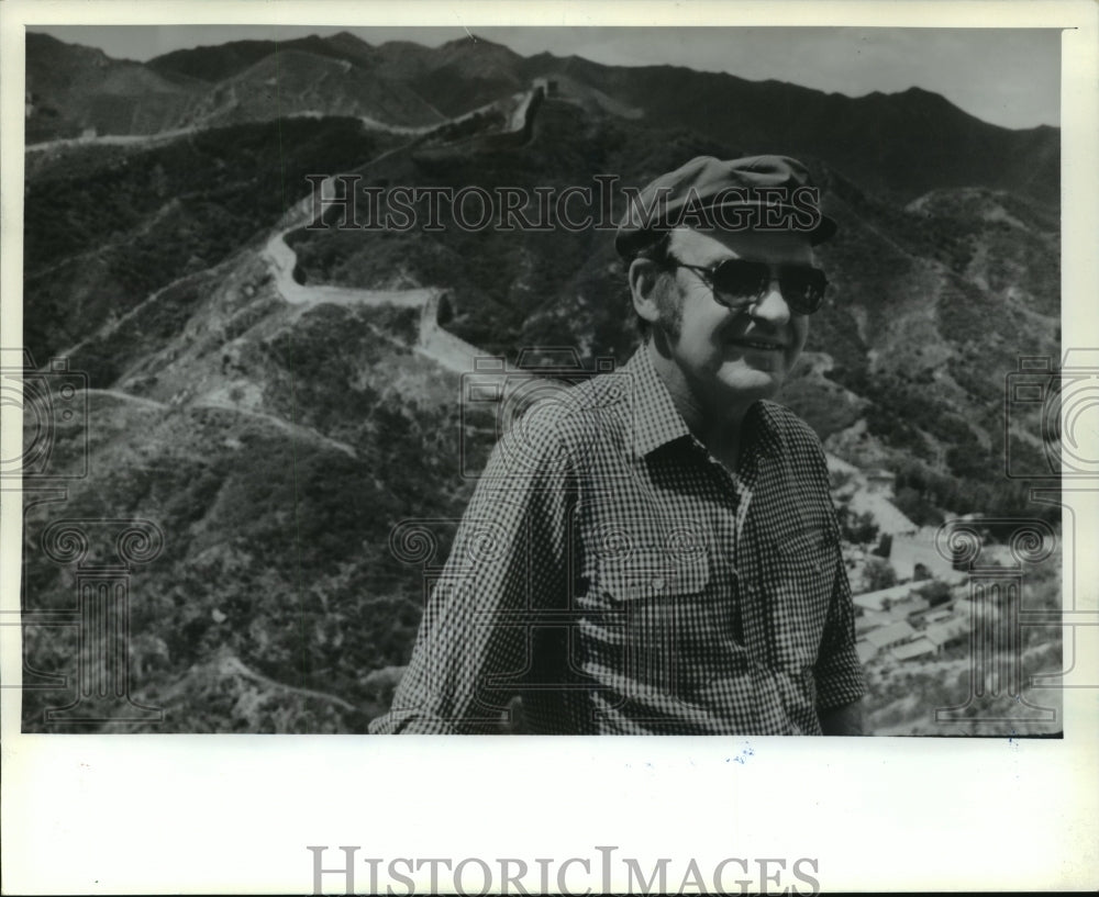 1982 Press Photo Joseph W. Shoquist at the Great Wall of China - mja82242 - Historic Images