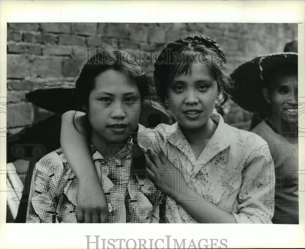 1982 Press Photo Two girls pose shyly in a village in South China - mja82244-Historic Images