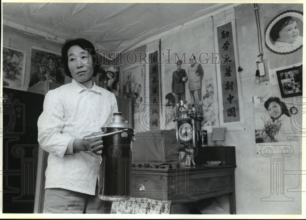 1989 Press Photo Wang Yuhua Holds Thermos Full of Water to Make Tea for Quests - Historic Images