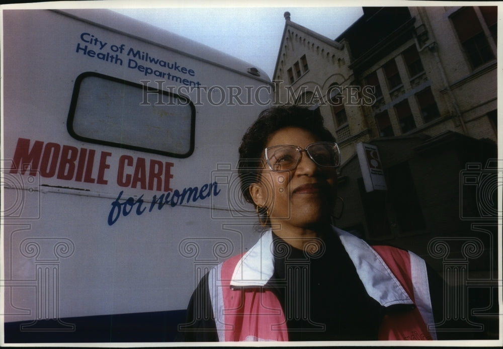 1993 Press Photo Shirley Barbee seeks help from the mobile care for women - Historic Images
