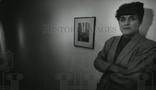 1994 Press Photo Charlotte Engmann displays her art she did for cancer therapy - Historic Images