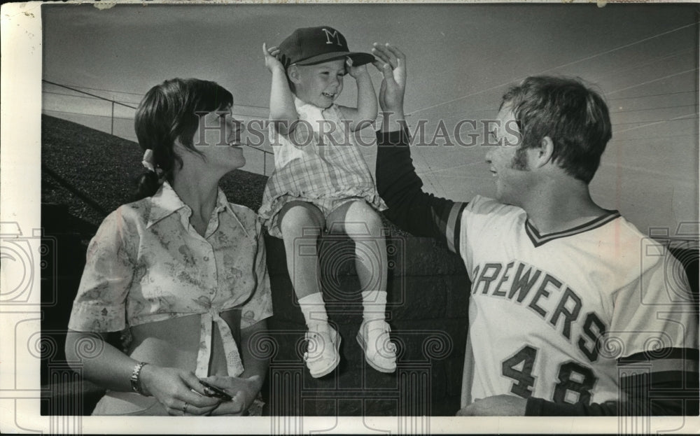 1976 Press Photo Baseball Player Jim Colborn in Sun City With Jennifer & Daisy- Historic Images