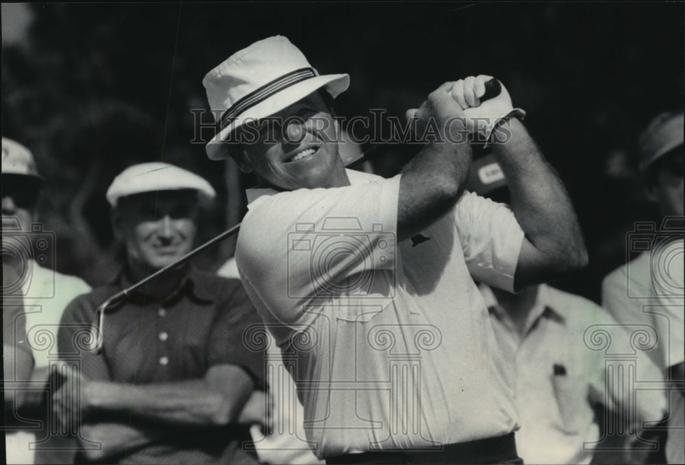 1985 Press Photo Jim Colbert Watching Tee Shot on Par-3 on Fourth Hole - Historic Images