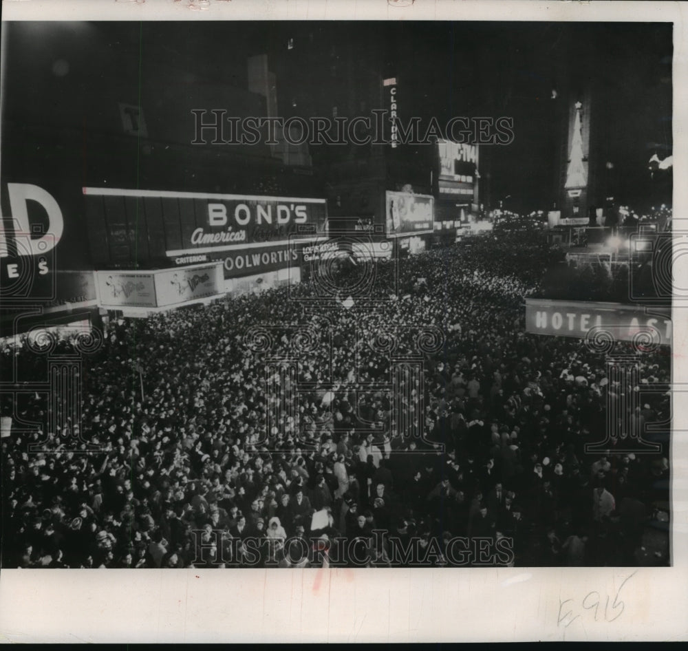 1964 Press Photo Crowds jammed New York&#39;s Times square to welcome the new year-Historic Images