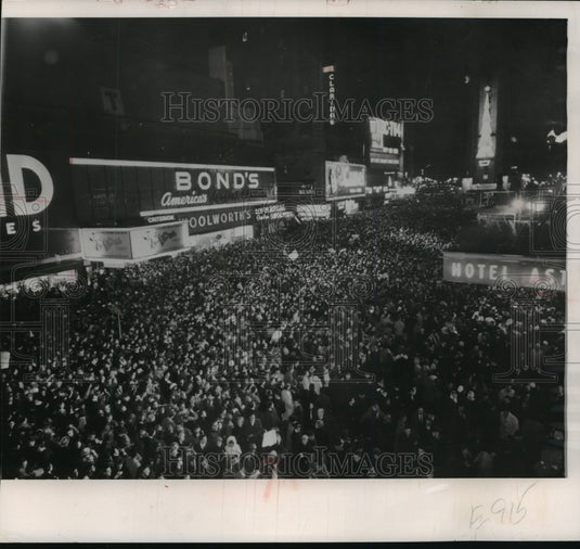 1964 Press Photo Crowds jammed New York's Times square to welcome the new year-Historic Images