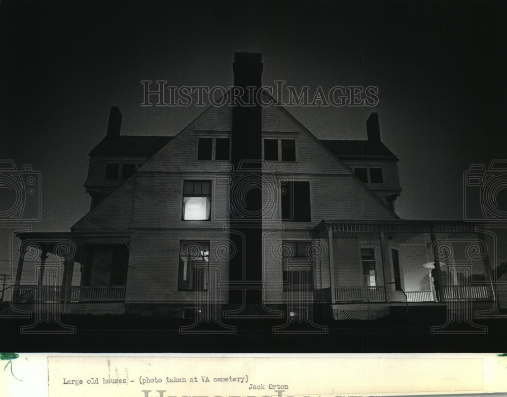 1984 Press Photo Old House At VA Cemetery, Veterans Administration Center - Historic Images