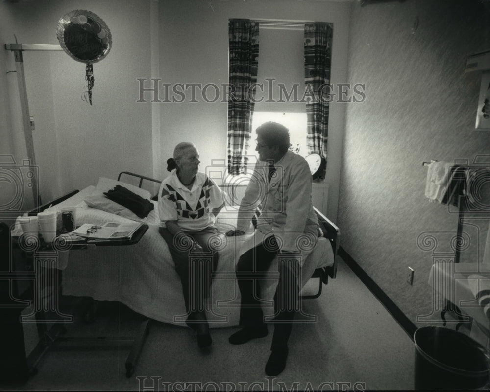 1993 Press Photo Edmund Duthie With Georgianna Titze, Zablocki VA Medical Center - Historic Images