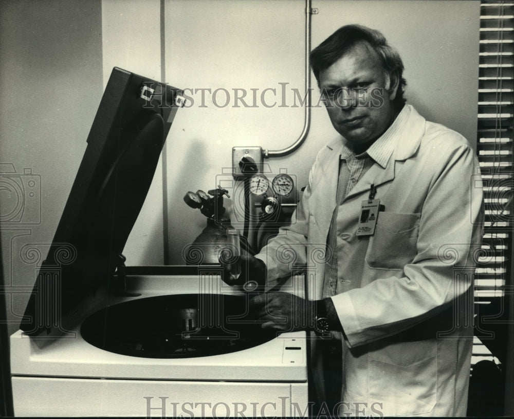 1988 Press Photo Iian Zahavi Medical Researcher Working At Lab In Milwaukee - Historic Images