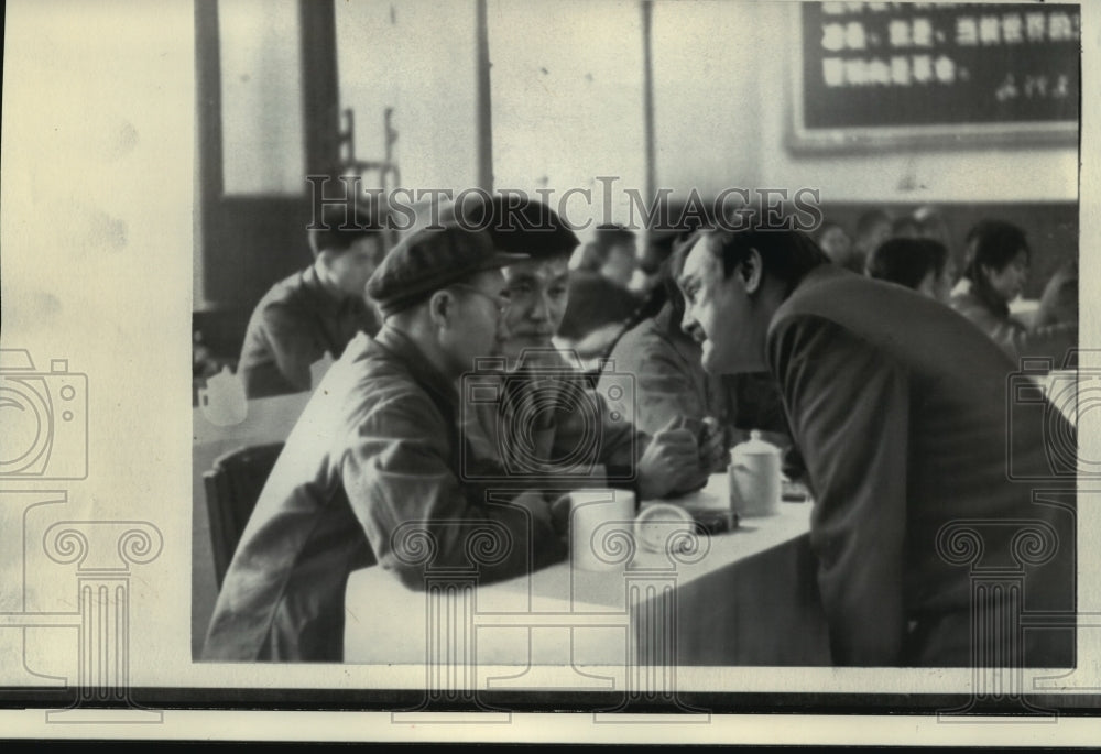 1971 Press Photo Roderick talks with students at Chinghua University - mja82410 - Historic Images