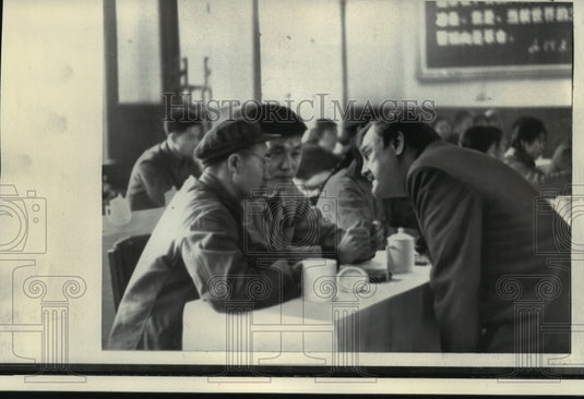 1971 Press Photo Roderick talks with students at Chinghua University - mja82410 - Historic Images