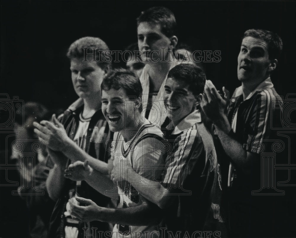 1989 Press Photo Marquette teammates are smiling as they win the basketball game - Historic Images