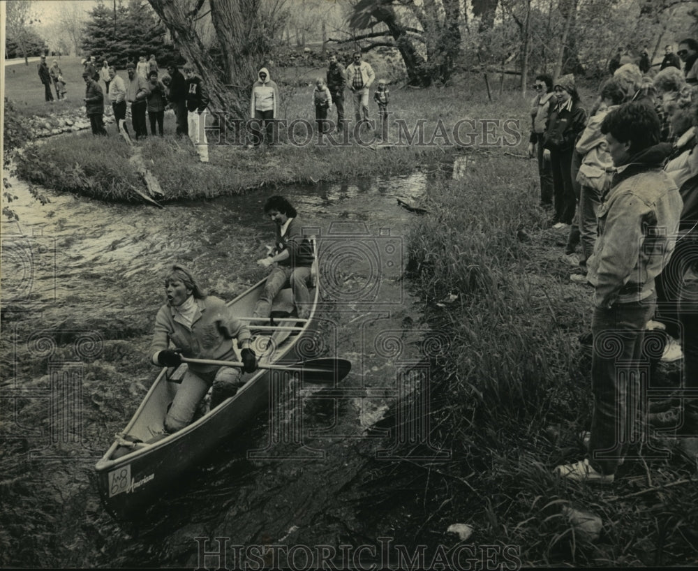 1985 Press Photo Spectators Watching Dawn &amp; Sharon Lotz Canoeing - Historic Images