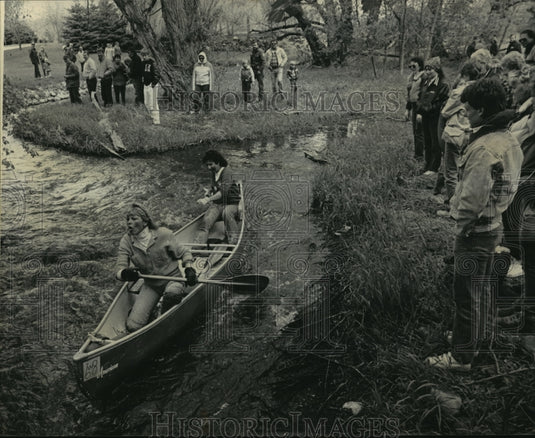 1985 Press Photo Spectators Watching Dawn & Sharon Lotz Canoeing - Historic Images
