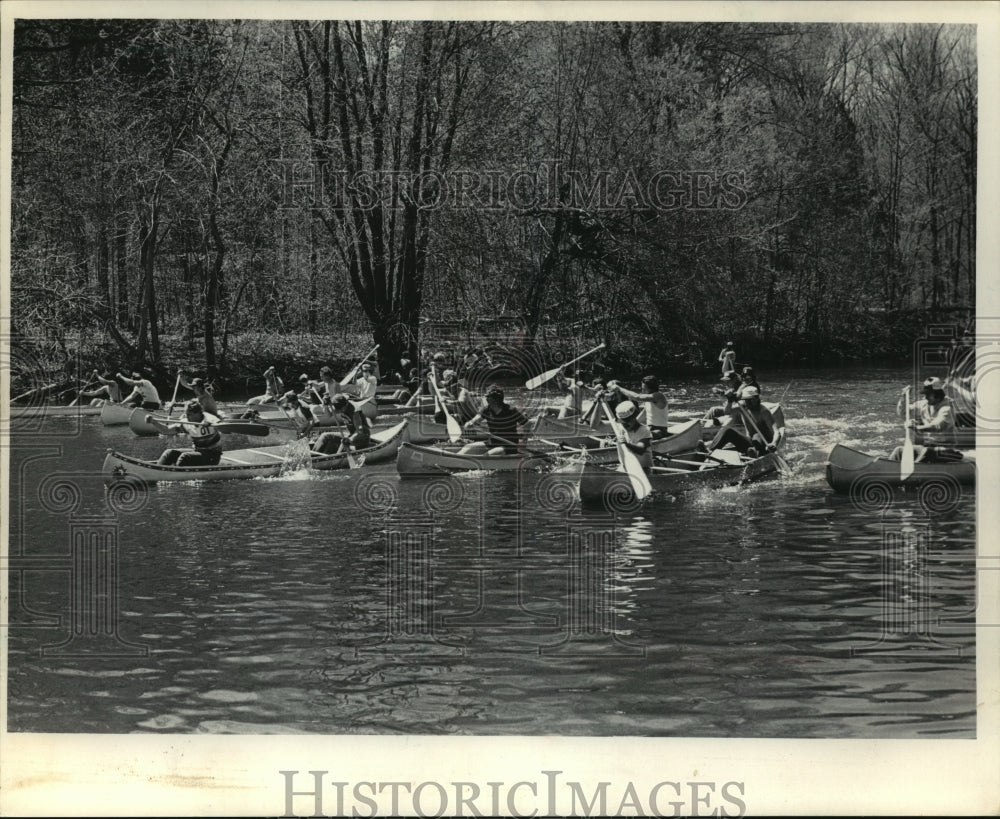 1985 Press Photo Canoeing in Grafton Jaycees&#39; 14th Annual Canoe Race, Fredonia-Historic Images