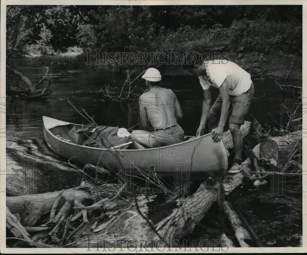 1959 Press Photo Canoeists Stuck on Little Wolf River Near Northport, Wisconsin-Historic Images