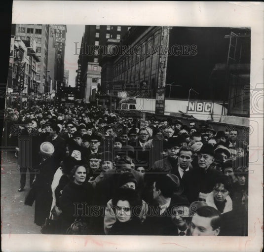 1966 Press Photo Commuters on West 33rd Street, New York During Transit Strike-Historic Images