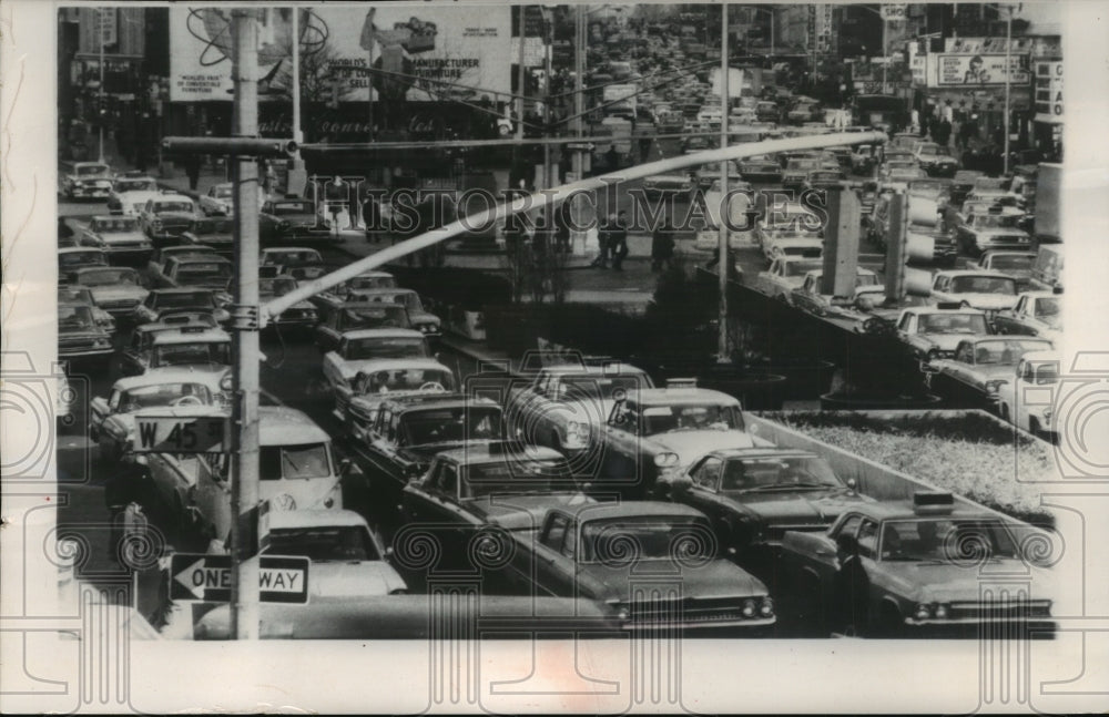 1966 Press Photo bumper to bumper traffic in New York City&#39;s Times Square area - Historic Images