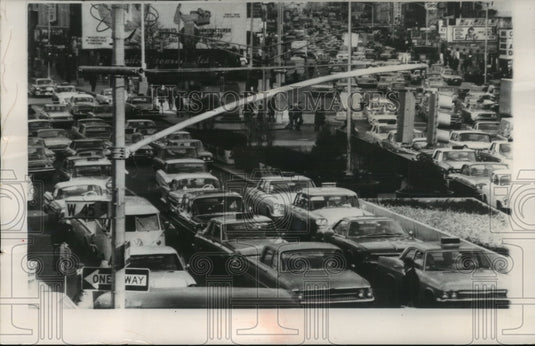1966 Press Photo bumper to bumper traffic in New York City's Times Square area - Historic Images